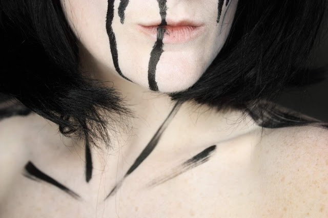 dark-artistic-makeup maquillage-traits-pinceau-noirs