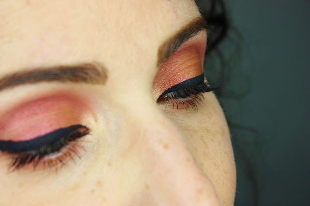tuto-makeup-rose-gold-remastered-palette maquillae-des-yeux-huda-beauty