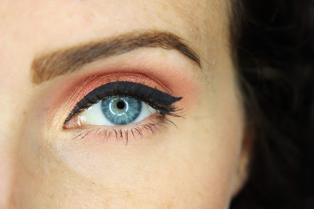 huda-beauty-rose-gold-palette blue-eyes-makeup