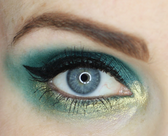 blue-eyes-green-makeup